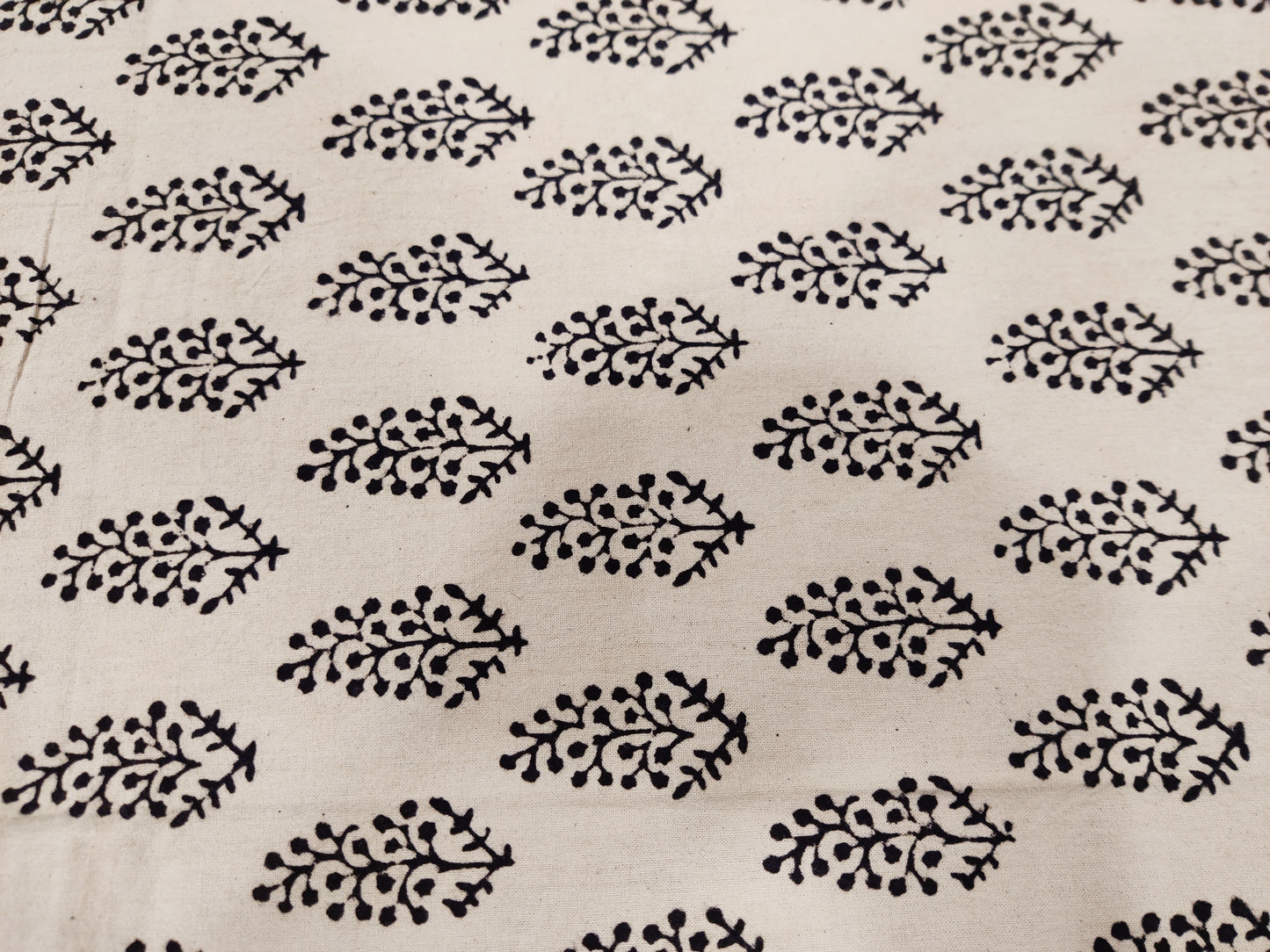 Cotton hand block printed king size bedsheet with pillow covers ( 100 x 108 inches) - Bagru Print